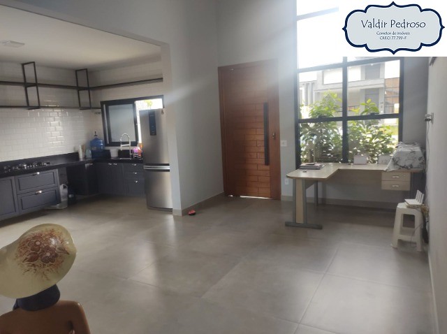 Casa de Condomínio à venda com 3 quartos, 189m² - Foto 1