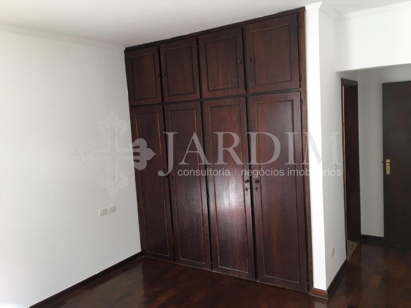 Casa para alugar com 3 quartos, 300m² - Foto 12