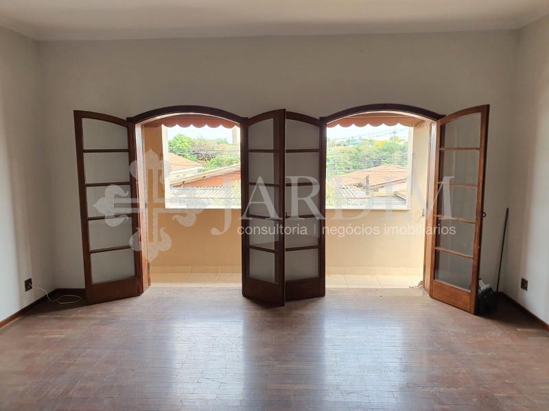 Casa à venda com 3 quartos, 186m² - Foto 1