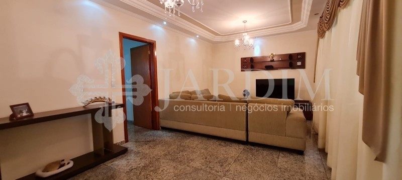 Casa à venda com 3 quartos, 300m² - Foto 1