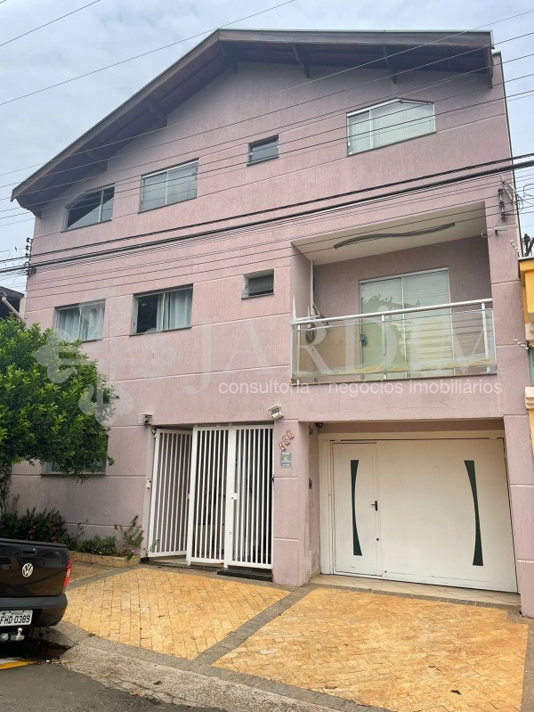 Casa à venda e aluguel com 6 quartos, 250m² - Foto 1