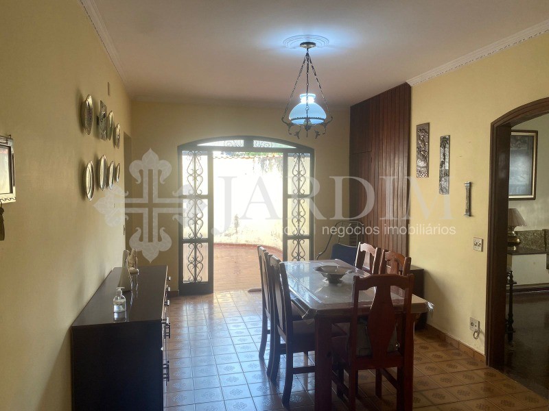 Casa à venda com 3 quartos, 390m² - Foto 1