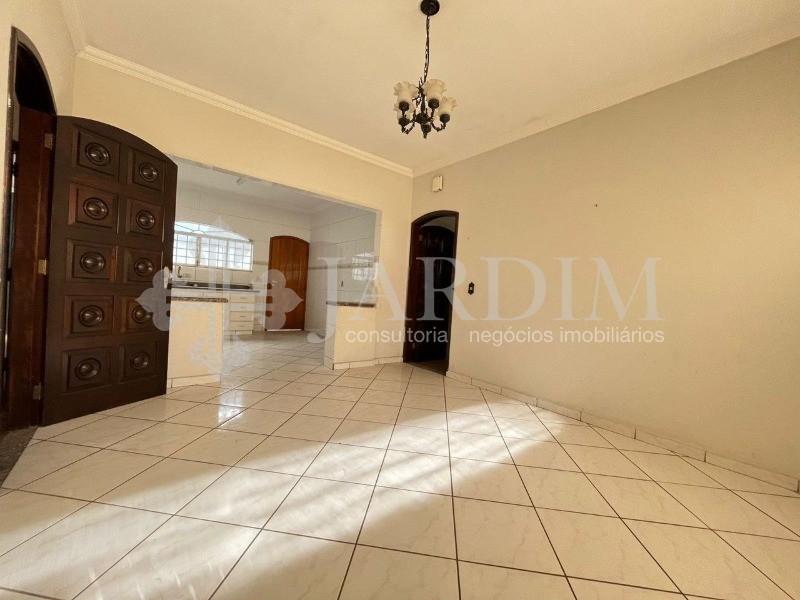 Casa para alugar com 4 quartos, 250m² - Foto 1