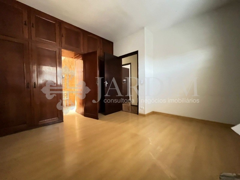 Casa para alugar com 4 quartos, 250m² - Foto 4