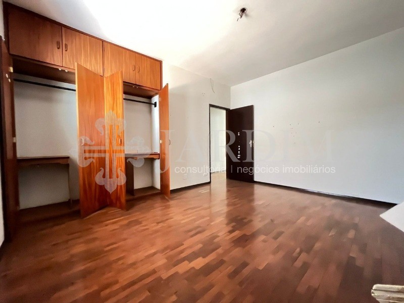 Casa para alugar com 4 quartos, 250m² - Foto 5