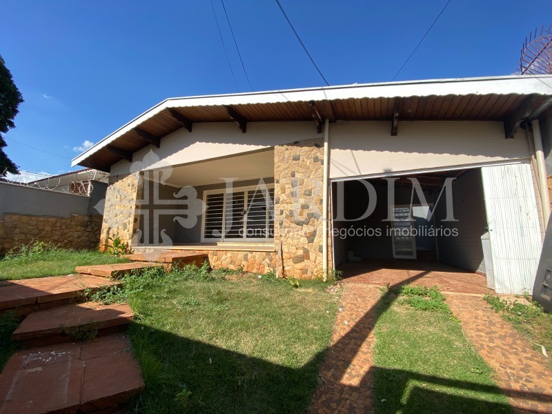 Casa para alugar com 3 quartos, 384m² - Foto 1