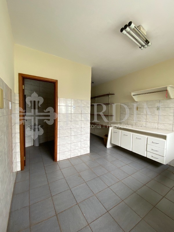 Casa para alugar com 2 quartos, 330m² - Foto 32