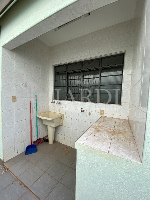 Casa para alugar com 2 quartos, 330m² - Foto 23