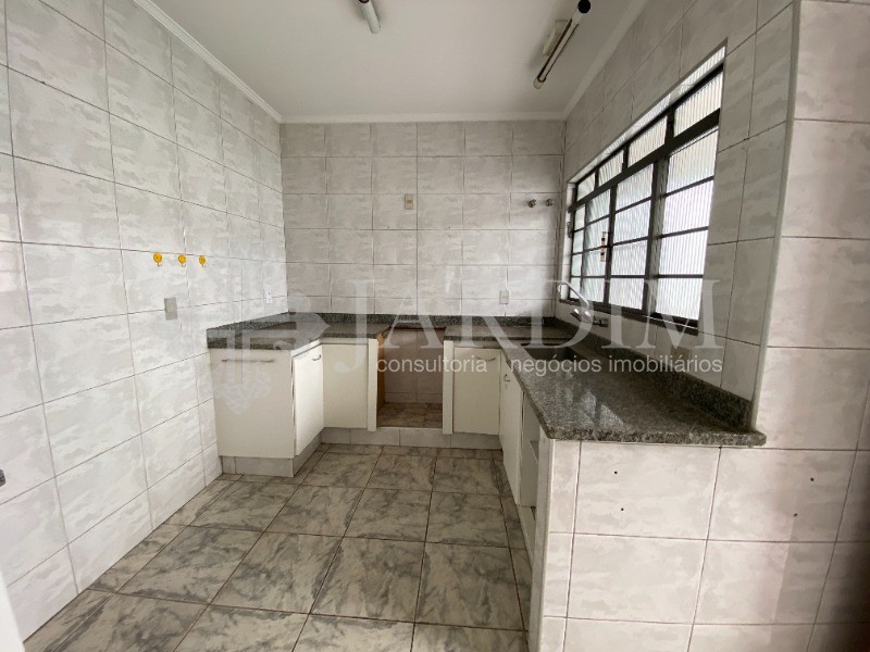 Casa para alugar com 2 quartos, 330m² - Foto 8