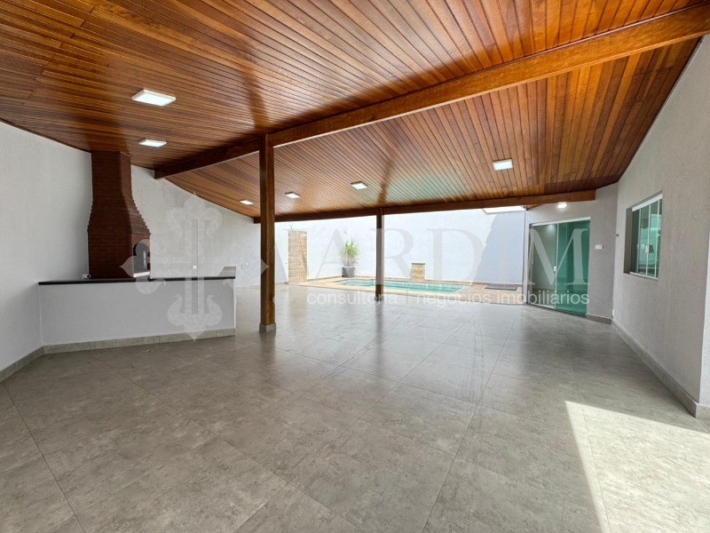 Casa à venda com 3 quartos, 345m² - Foto 1