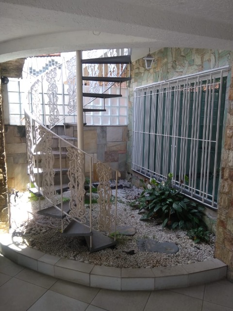 Sobrado à venda com 3 quartos, 200m² - Foto 1