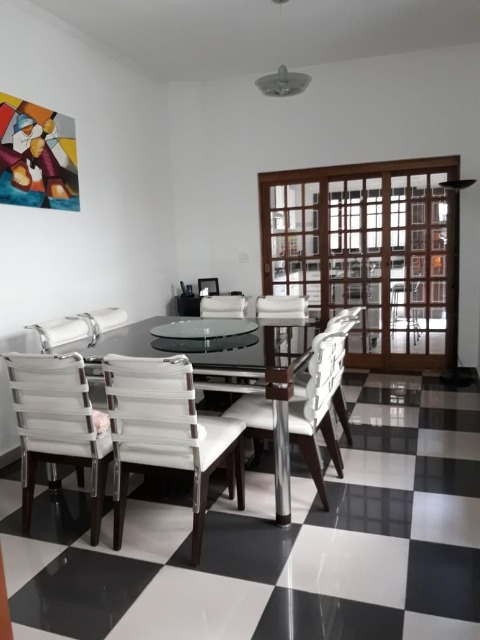 Sobrado à venda com 4 quartos, 220m² - Foto 1