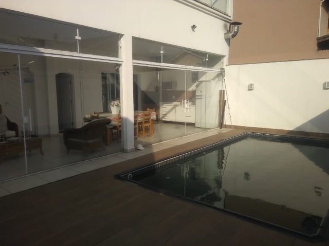 Sobrado à venda com 4 quartos, 350m² - Foto 1