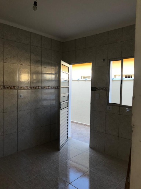 Casa à venda com 2 quartos, 65m² - Foto 4