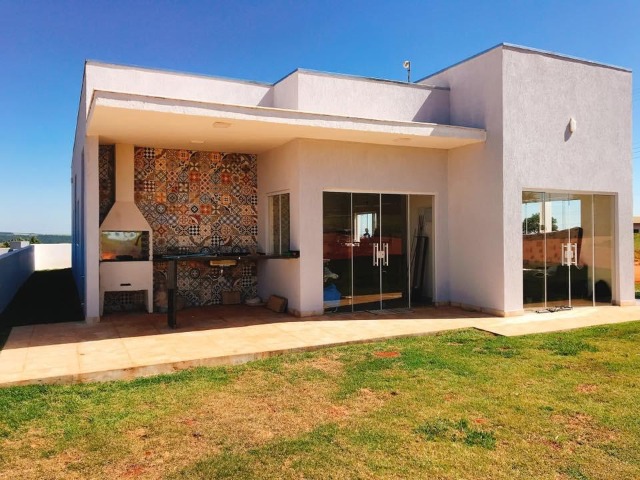 Casa à venda com 3 quartos, 158m² - Foto 1