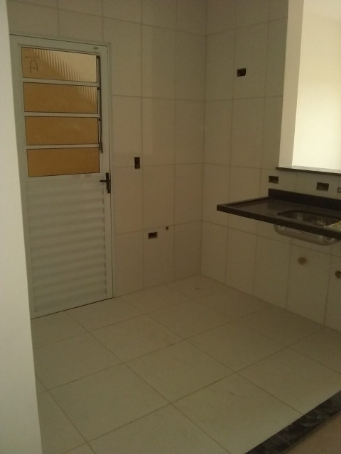 Casa à venda com 2 quartos, 70m² - Foto 2