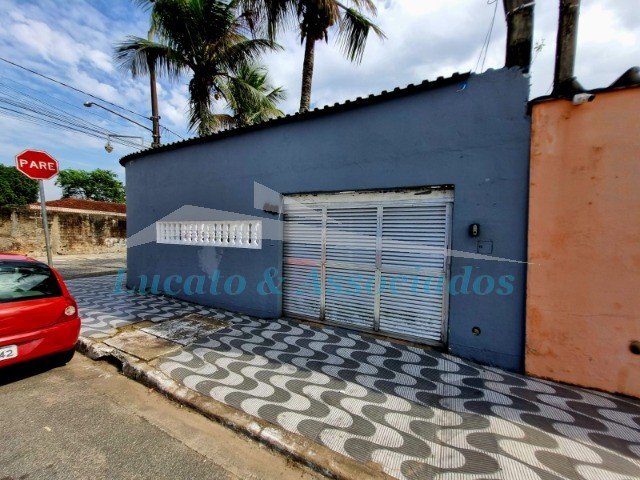 Casa para alugar com 3 quartos, 215m² - Foto 1