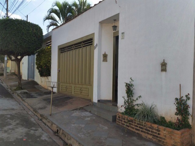 Casa à venda com 3 quartos, 200m² - Foto 1