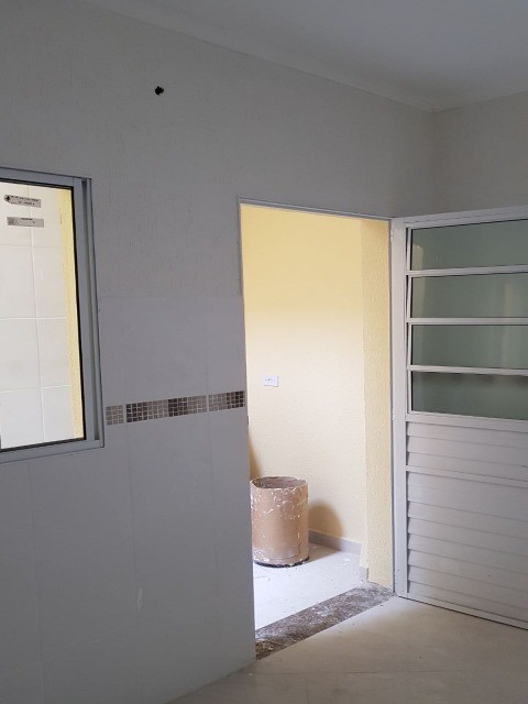 Casa à venda com 2 quartos, 70m² - Foto 2