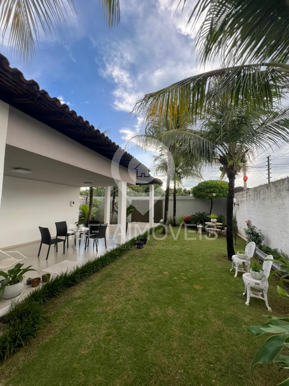 Casa à venda com 3 quartos, 220m² - Foto 2