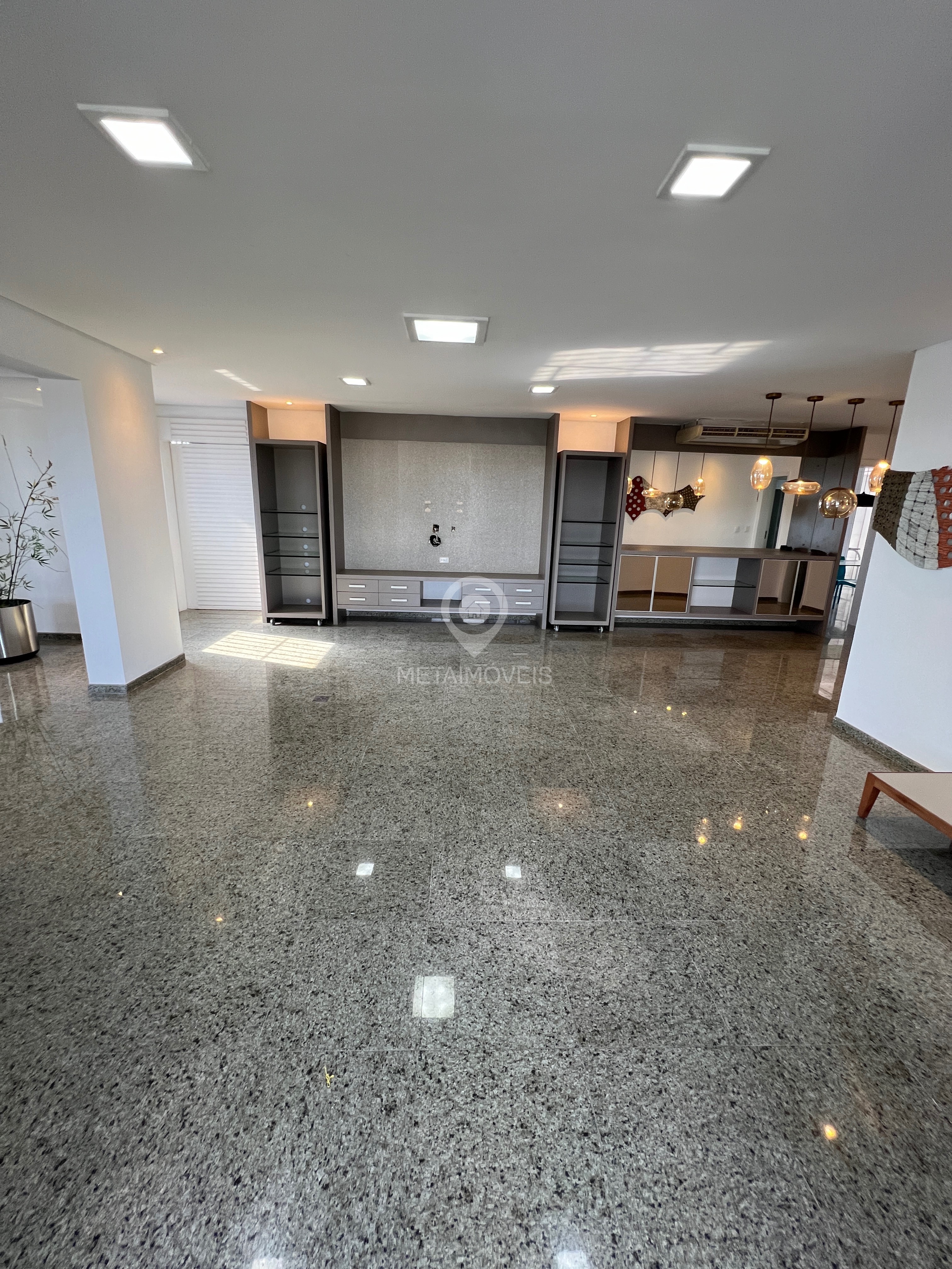 Apartamento à venda com 3 quartos, 250m² - Foto 1