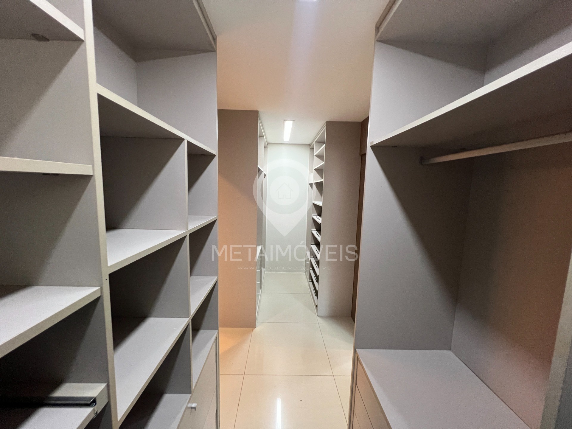Casa de Condomínio para alugar com 5 quartos, 360m² - Foto 13