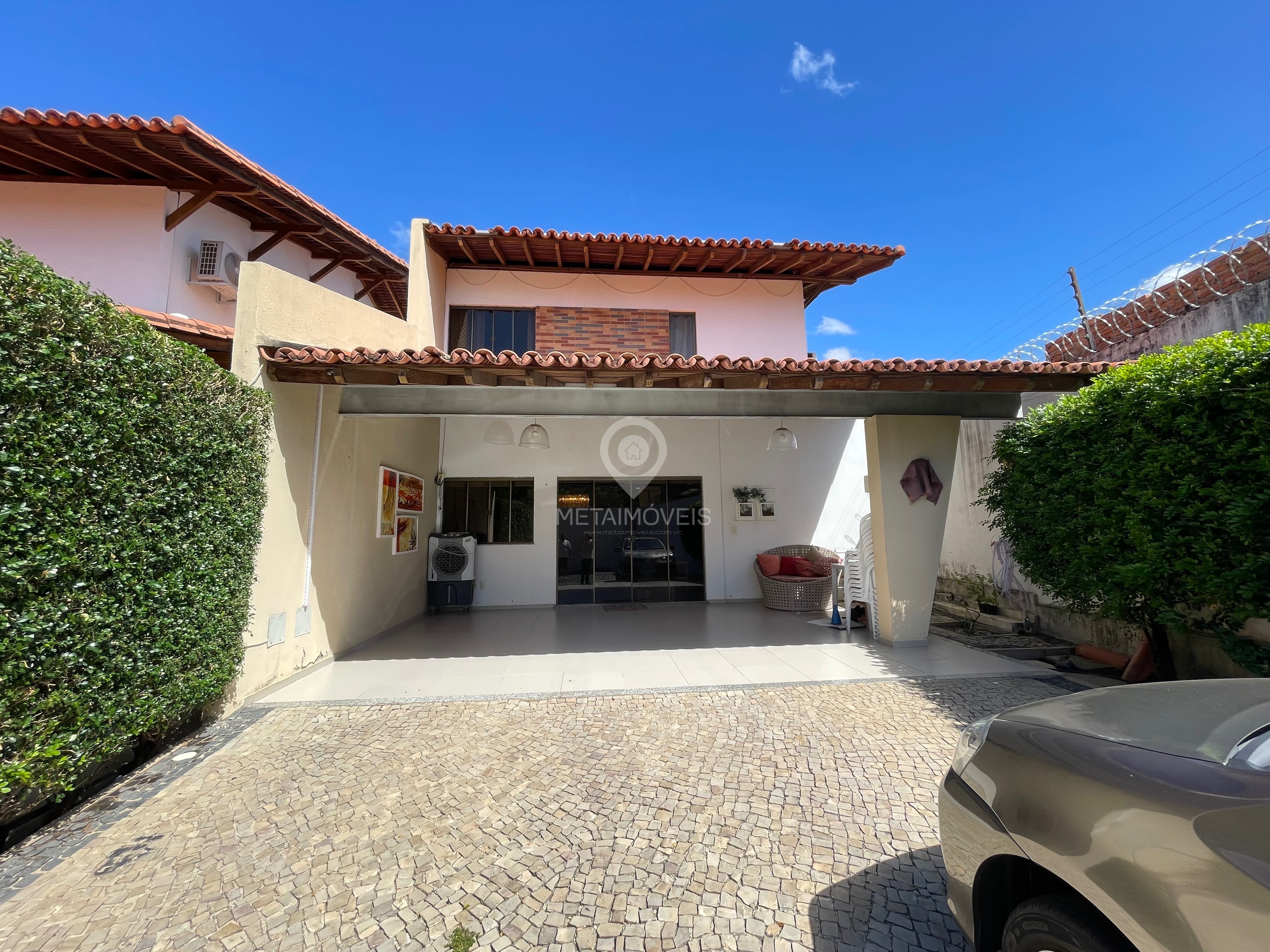Casa de Condomínio à venda com 4 quartos, 228m² - Foto 1