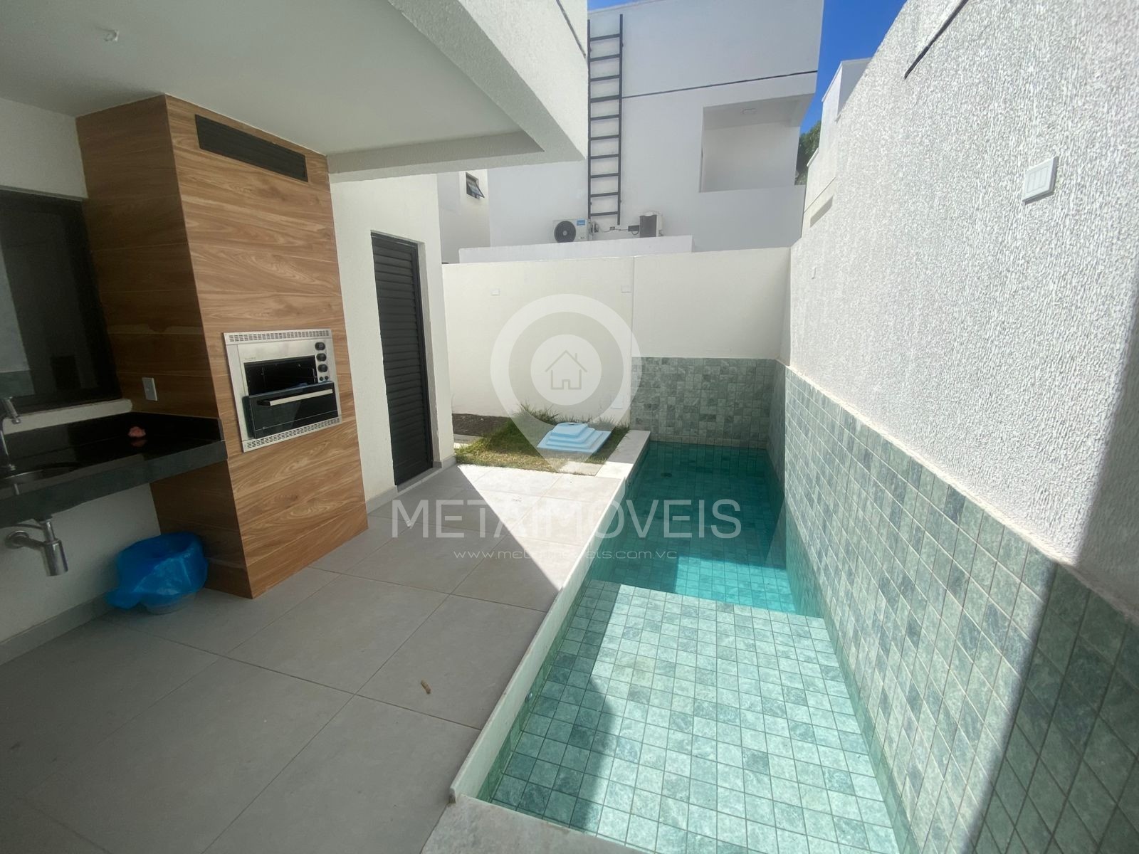 Casa à venda com 3 quartos, 156m² - Foto 1
