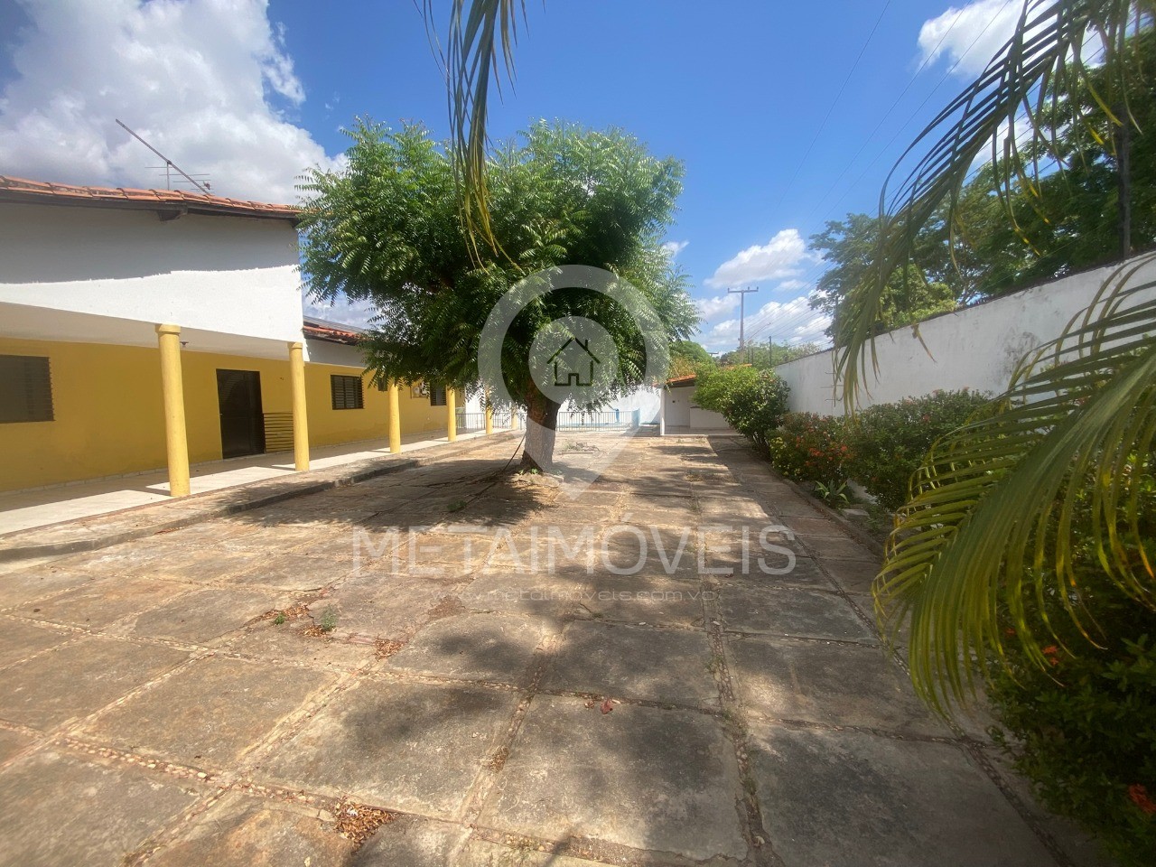 Casa à venda com 3 quartos, 600m² - Foto 2