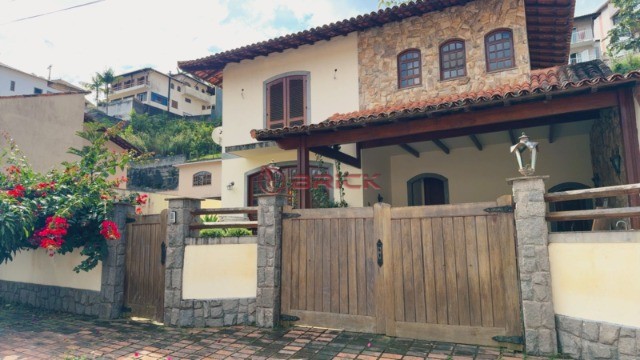 Casa à venda com 4 quartos, 300m² - Foto 2