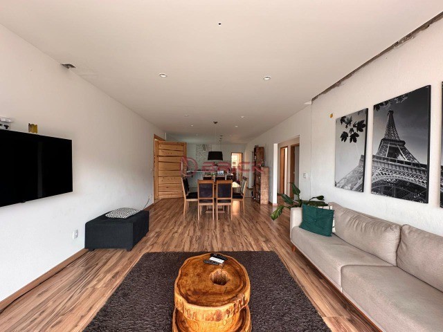 Casa à venda com 2 quartos, 200m² - Foto 1