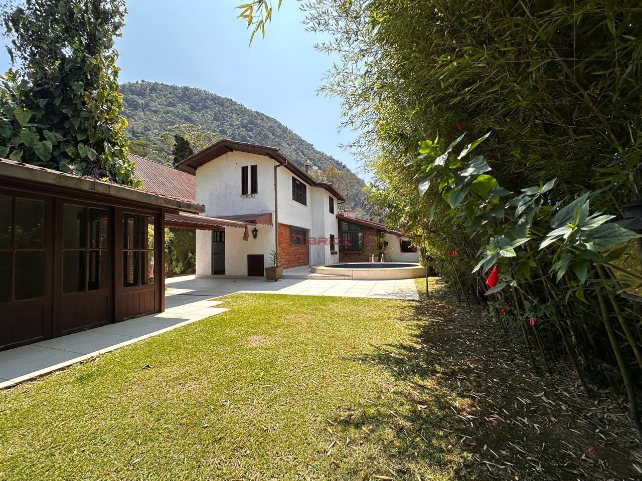 Casa à venda com 3 quartos, 243m² - Foto 1