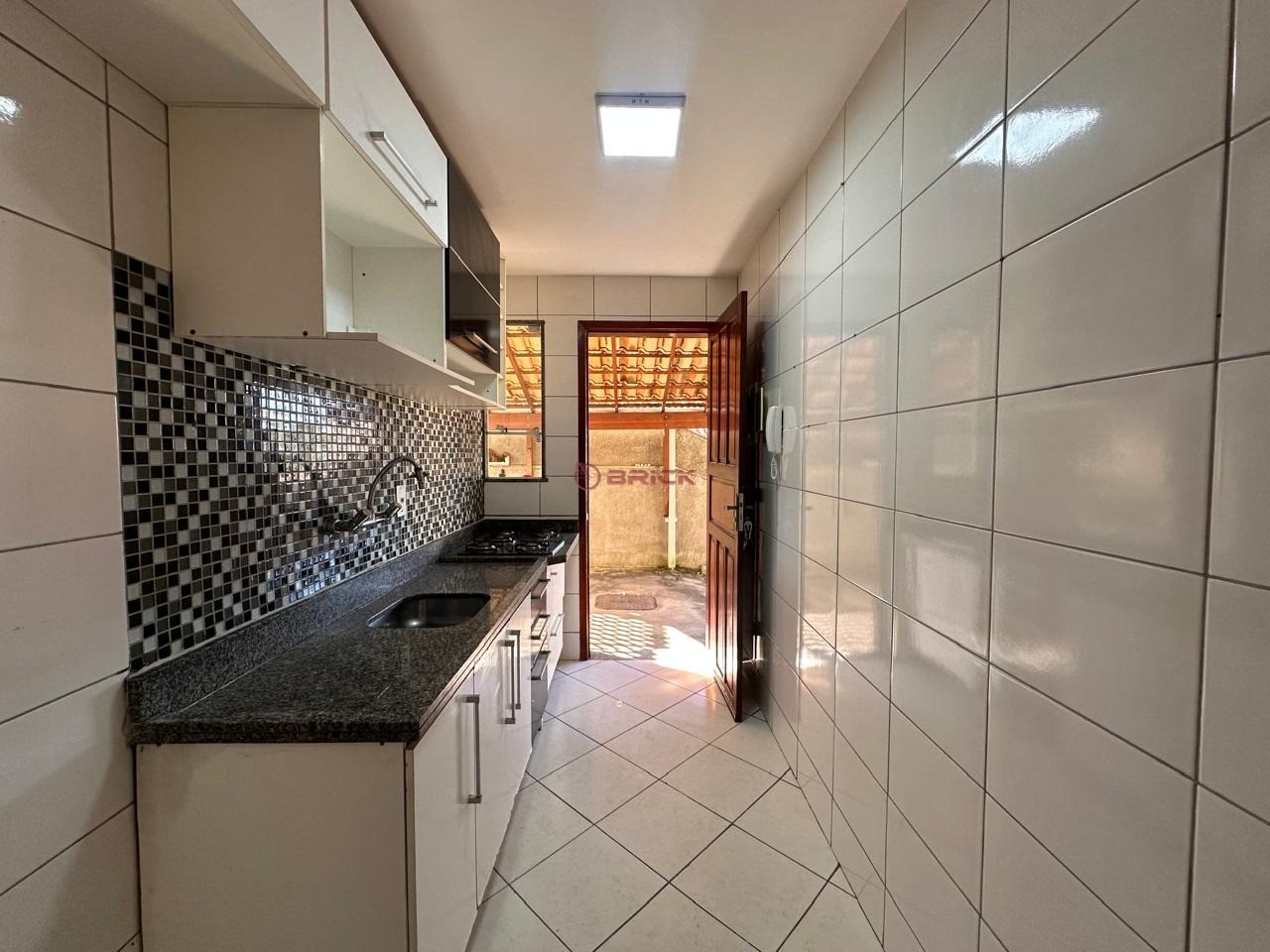 Casa à venda com 2 quartos, 70m² - Foto 9