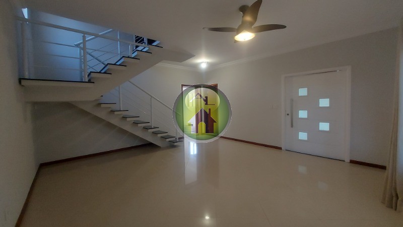 Casa de Condomínio para alugar com 3 quartos, 240m² - Foto 1