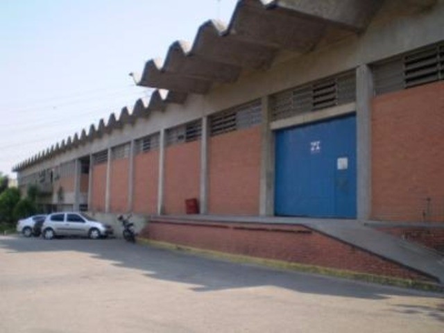 Alugo galpão na rodovia anhanguera km 16,5 em Osasco. Sendo 10.507 m² terreno, 6500 m² de a/c, o imóvel possui 500 m² de mezanino, recepção, escritório, 2 poços semi artesianos com a respectiva torre d´água, sistemas de bombeamento devidamente outorgados,