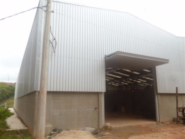 Alugo galpão modular no industrial Mazzei, Osasco. Recém construído, sendo 986 m² de a/c podendo multiplicar, 845 m² de vão livre, 61 m² de escritório, trifásico com 75 kva, AVCB, portão com 5 m/a, entrada p/ carga e descarga, pé direito de 7 m, banheiro
