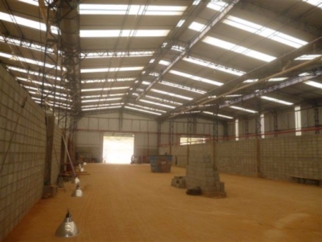 Alugo galpão modular no industrial Mazzei, Osasco. Recém construído, sendo 970 m² de a/c podendo multiplicar, 827 m² de vão livre, 61 m² de escritório, trifásico com 75 kva, AVCB, portão com 5 m/a, entrada p/ carga e descarga, pé direito de 7 m, banheiro