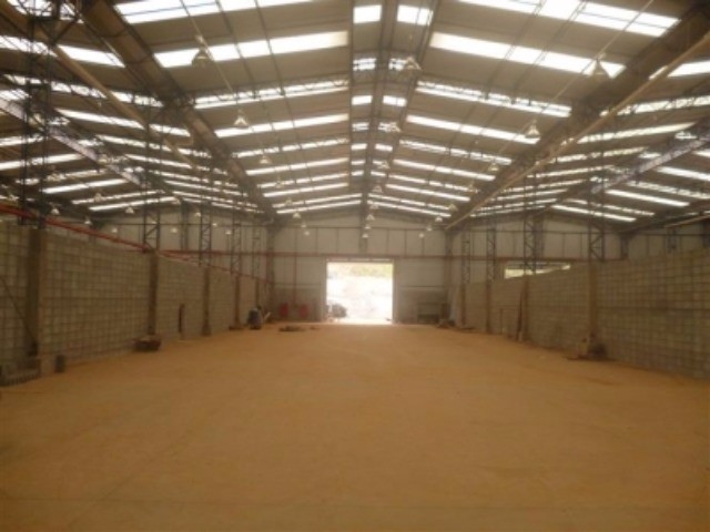 Alugo galpão modular no industrial Mazzei, Osasco. Recém construído, sendo 923 m² de a/c podendo multiplicar, 780 m² de vão livre, 61 m² de escritório, trifásico com 75 kva, AVCB, portão com 5 m/a, entrada p/ carga e descarga, pé direito de 7 m, banheiro