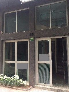 CONDOMÍNIO CENTRO COMERCIAL ALPHAVILLE IDEAL PARA ESCRITÓRIO, CONSULTÓRIO, RESTAURANTE E PRESTAÇÃO DE SERVIÇOS EM GERAL. RECEPÇÃO, COM SALAS E BANHEIROS. SÃO TRÊS PAVIMENTOS 112M² NO MELHOR DE ALPHAVILLE. AGENDE A SUA VISITA.