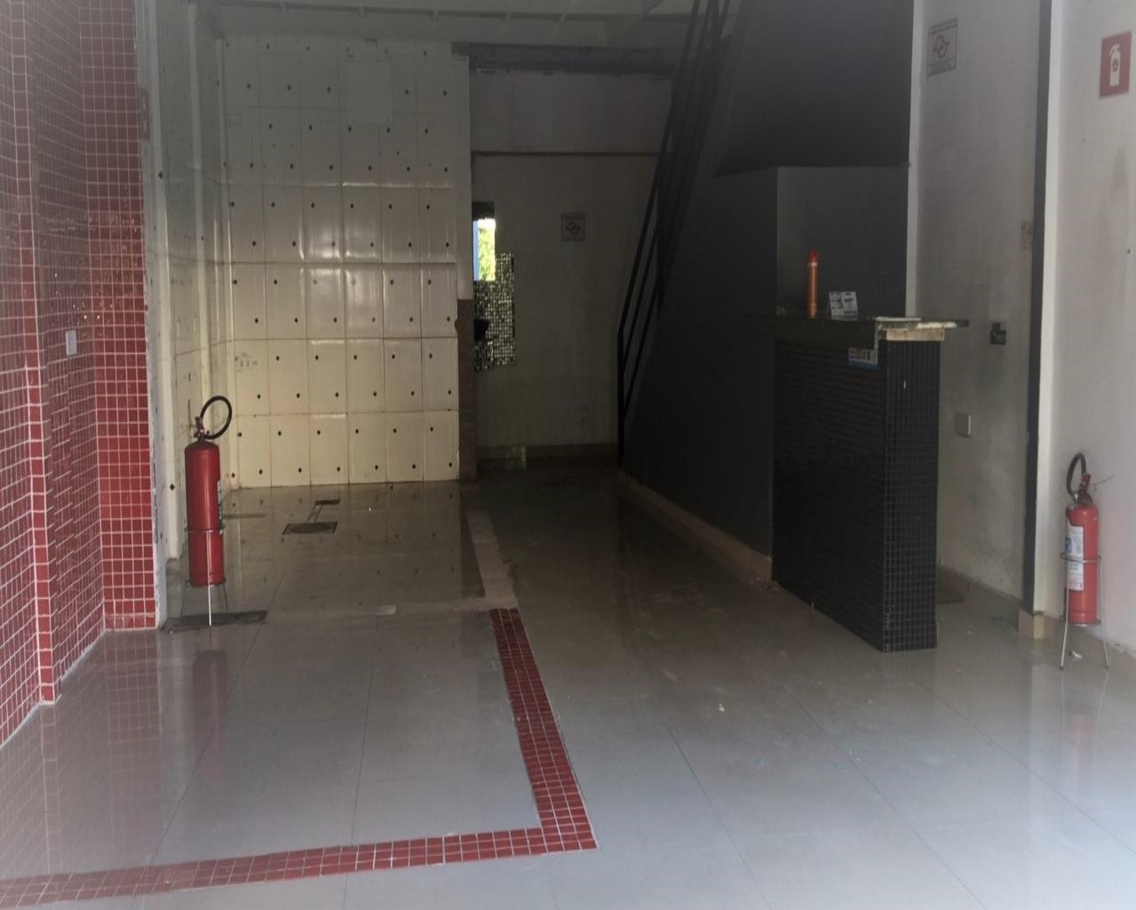 ALUGO EXCELENTE SALÃO NO CENTRO DE OSASCO, IMÓVEL COM 80 M² DE ÁREA CONSTRUÍDA SENDO 50 M² A PARTE DE BAIXO COM UMA COPA E 1 BANHEIRO E 80 M² DE MEZANINO COM MAIS 1 BANHEIRO, IMÓVEL DE ESQUINA COM BOA VISIBILIDADE, EXCELENTE LOCALIZAÇÃO ESTANDO PRÓXIMO A
