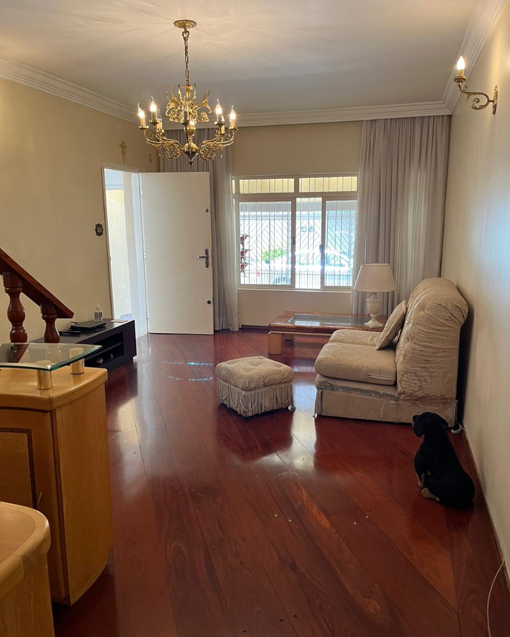 Vende-se excelente casa no Jardim das Flores com 125 m² de terreno e em torno de 180 m² de A/C. Trata-se de um sobrado dispondo de 2 dormitórios