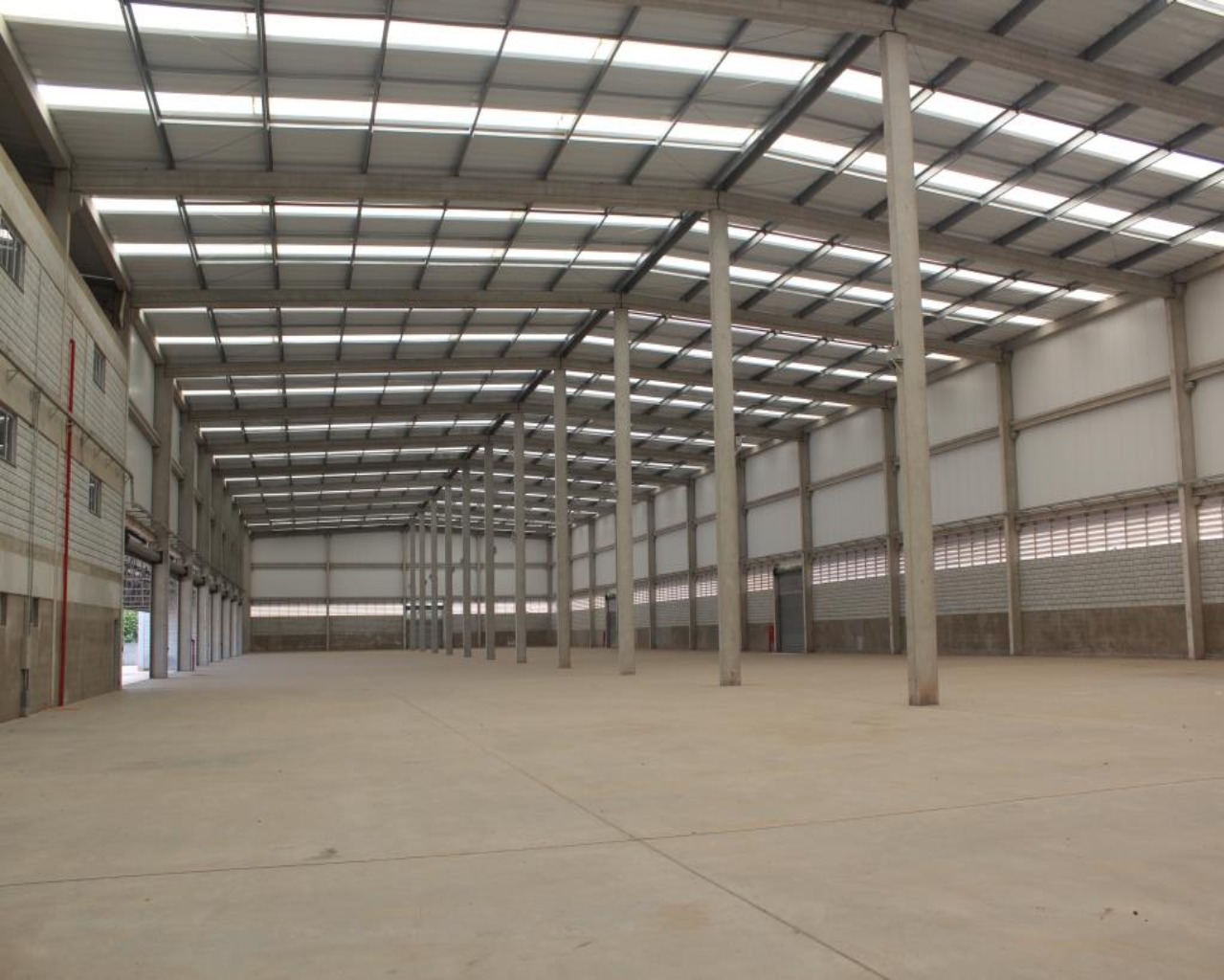 Vende/Aluga-se excelente galpo novo Industrial/Logstico em Cotia.