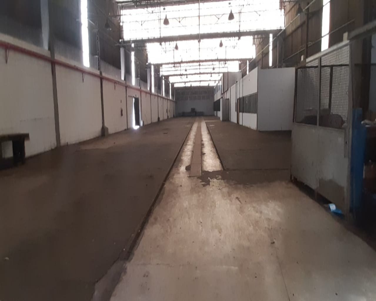 Alugo galpão modular no industrial Mazzei, Osasco. Recém construído, sendo 970 m² de a/c podendo multiplicar, 827 m² de vão livre, 61 m² de escritório, trifásico com 75 kva, AVCB, portão com 5 m/a, entrada p/ carga e descarga, pé direito de 7 m, banheiro