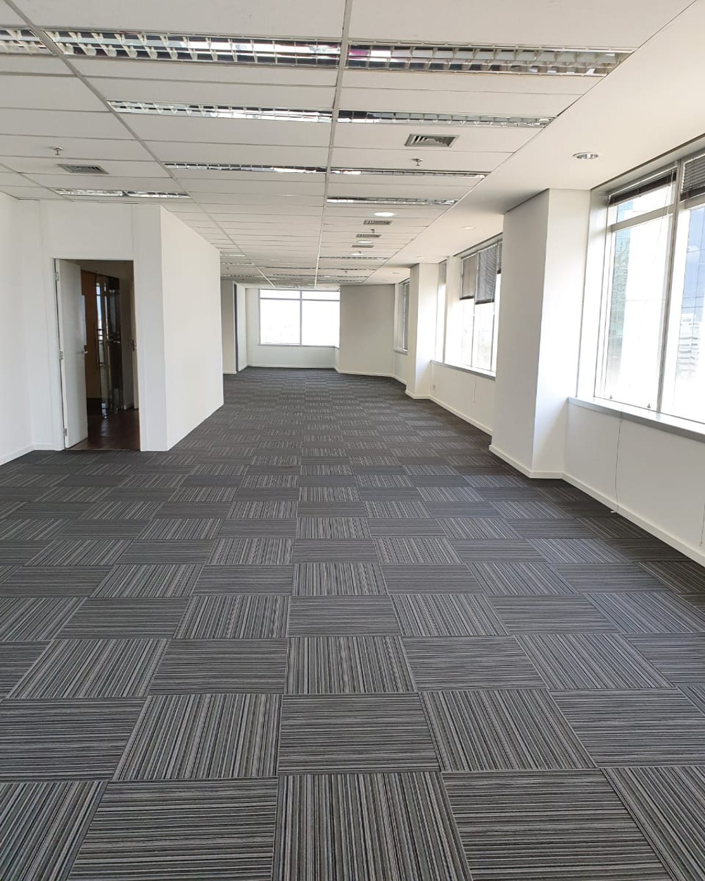 Sala Comercial em Alphaville , prximo ao lado do centro Comercial ,
