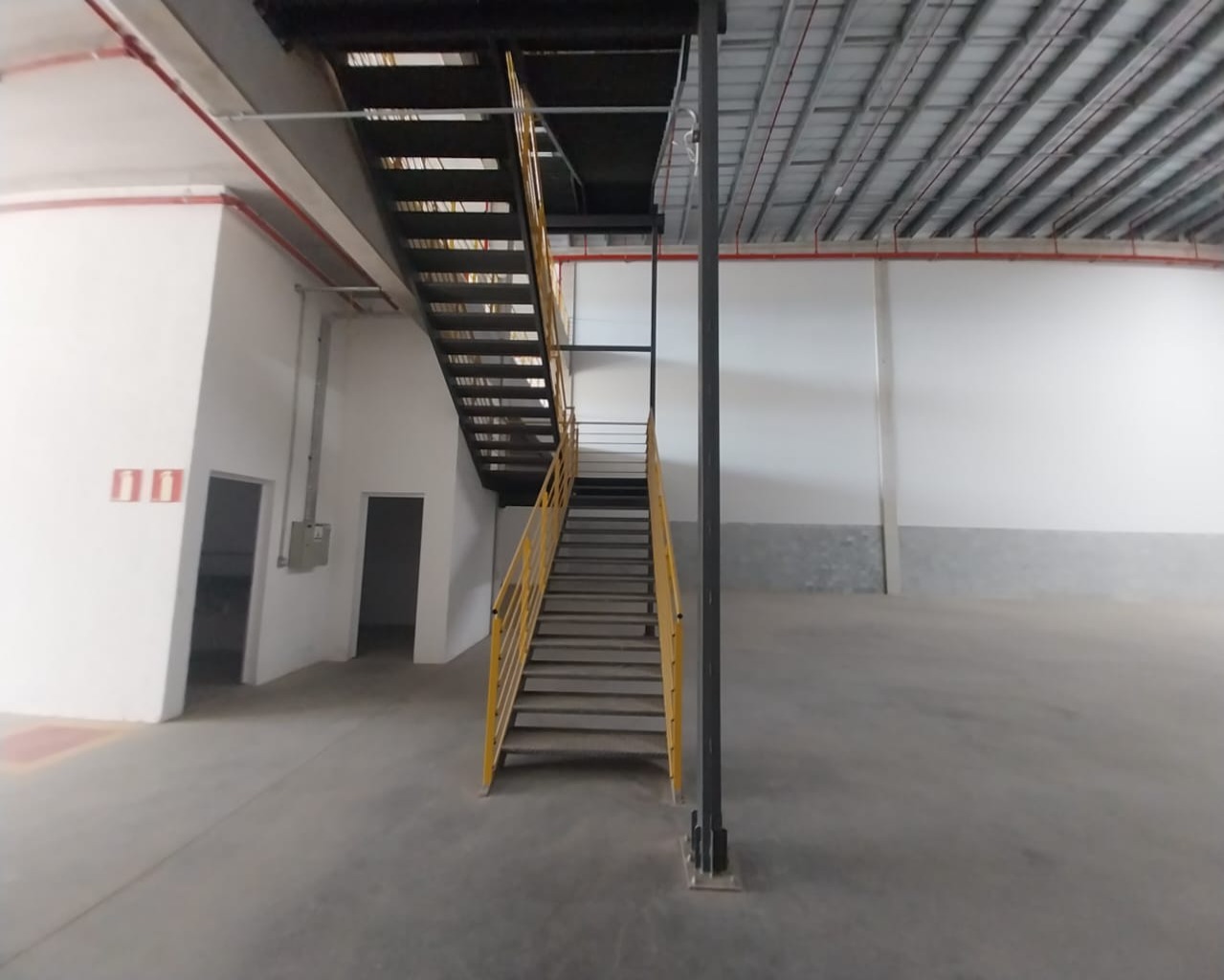 GALPÃO 2000 METROS PARA LOCAÇÃO PROXIMO RODOVIA DOM PEDRO I ATIBAIA SP