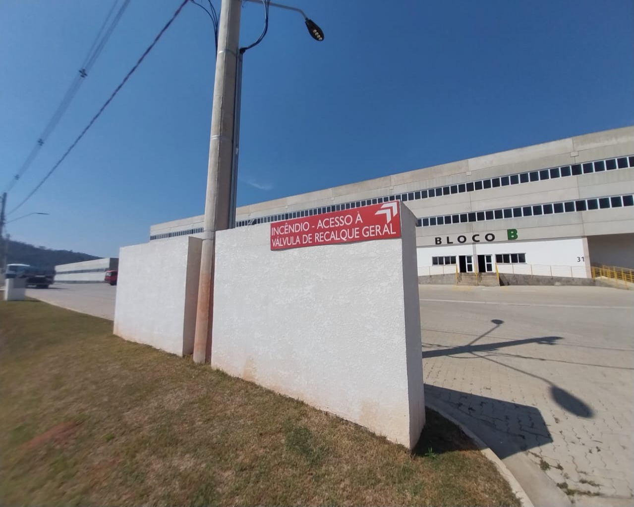 GALPÃO 2000 METROS PARA LOCAÇÃO PROXIMO RODOVIA DOM PEDRO I ATIBAIA SP