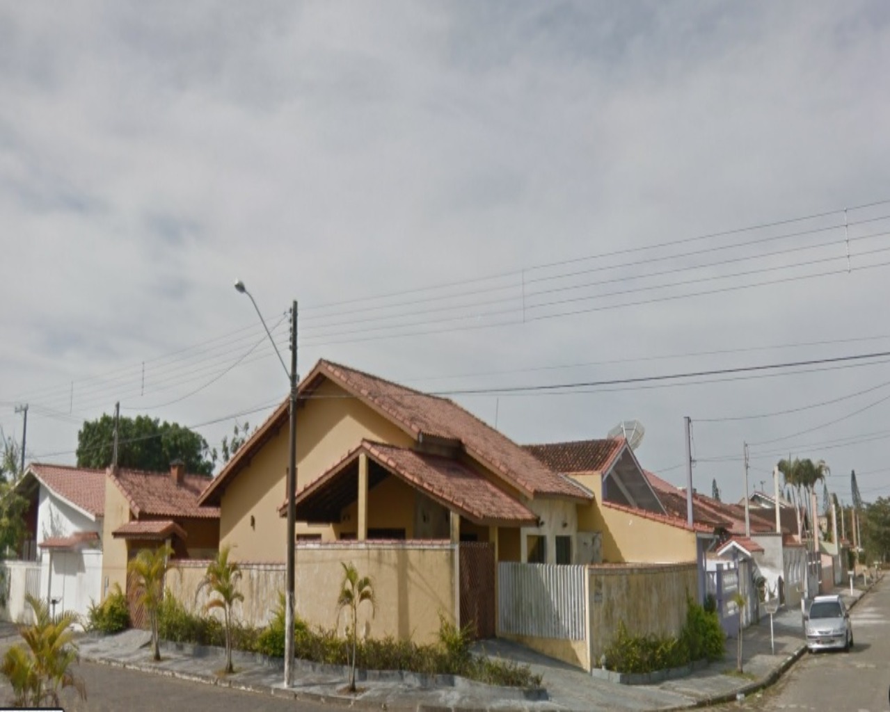 CASA À VENDA DE 03 DORMITORIOS MOBILIADA EM PERUIBE SP