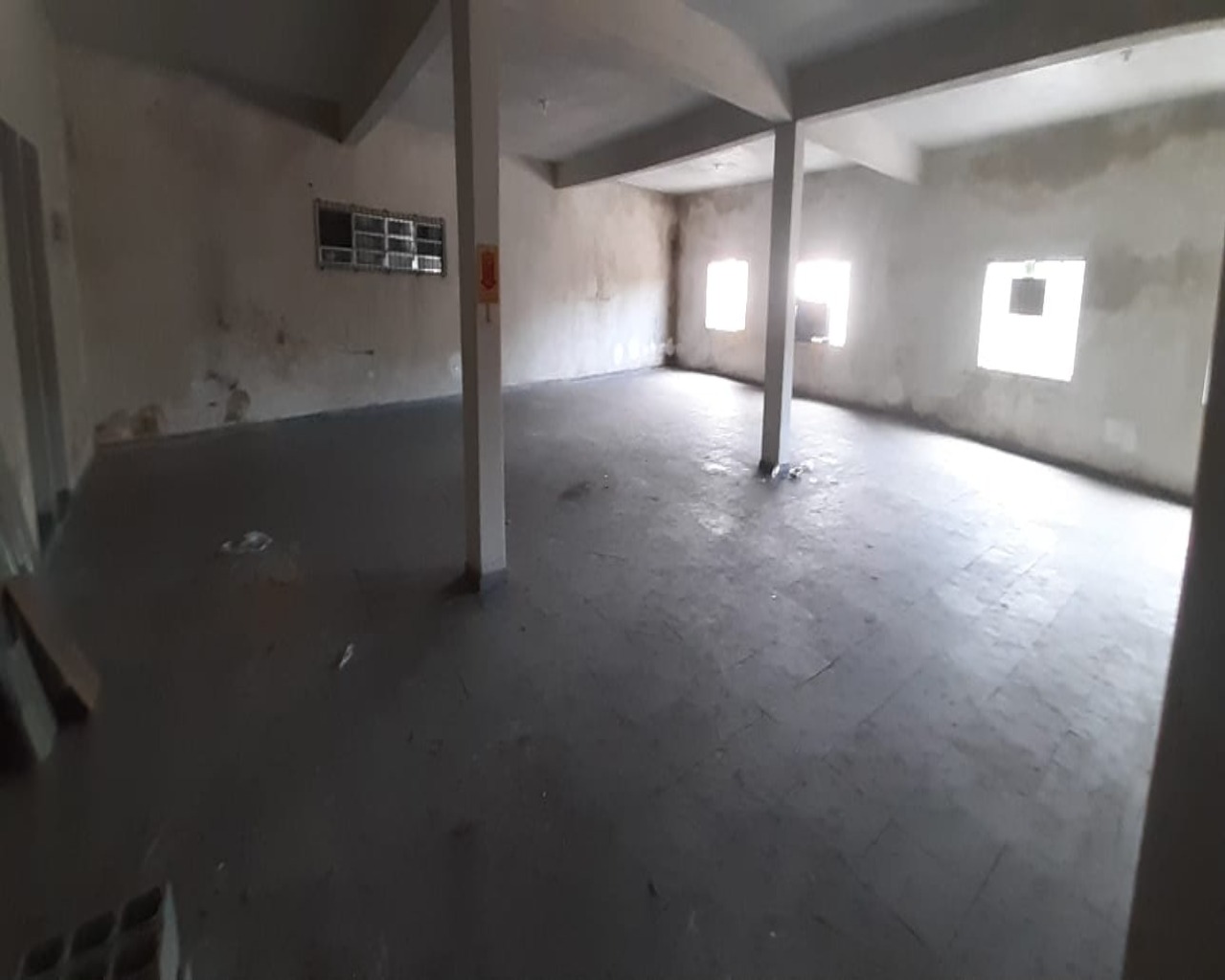 Aluga-se Salo Sobreloja com aproximadamente 200 m e 2 banheiros no Vila Osasco.