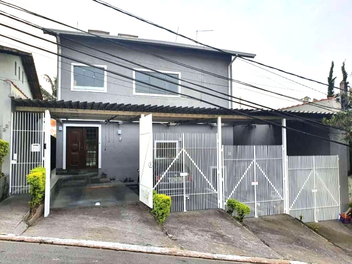 SOBRADO ESPAÇOSO; BEM LOCALIZADO GRANJA VIANA; 3 suítes com armários planejados; living amplo e área lazer; piscina espaço gourmet. MARQUE SUA ISITA