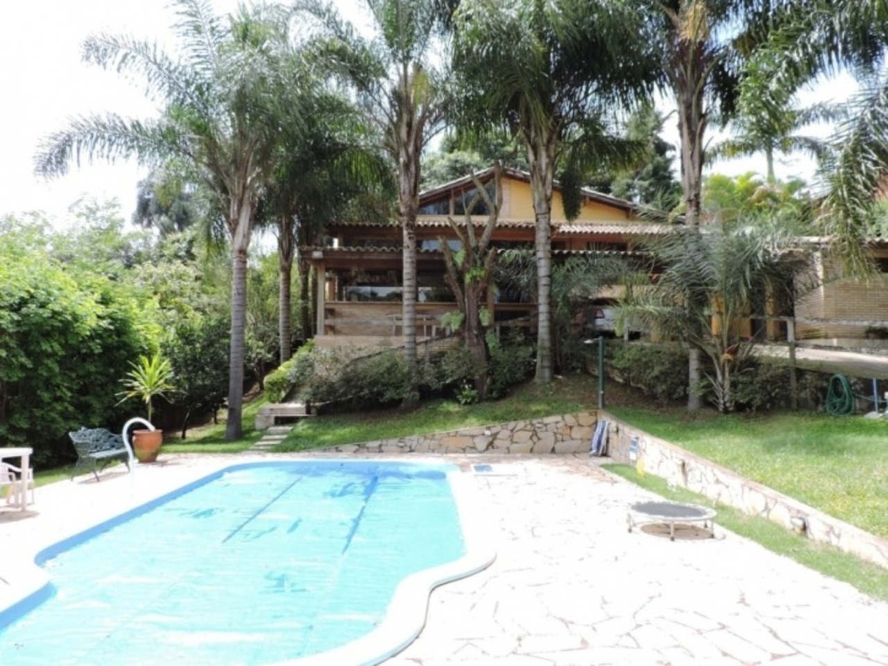 DESFRUTE DO MELHOR; Casa com salão gourmet piscina jardins impecáveis; garagem para 8 carros; O PARAÍSO É AQU; Casa 5 suítes, duas cozinhas AMPLAS.